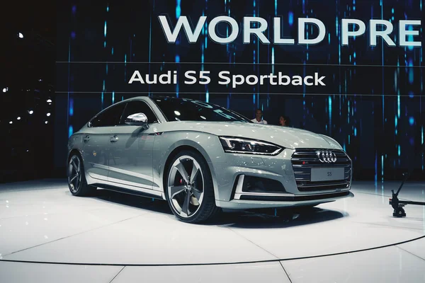 París, Francia - 29 de septiembre de 2016: Audi S5 Sportback 2017 presentado en el Salón del Automóvil de París en la Porte de Versailles — Foto de Stock