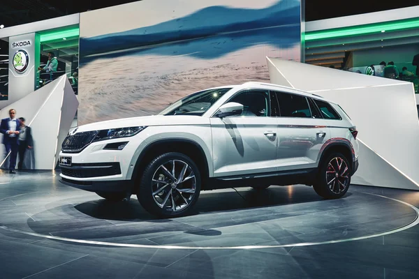 París, Francia - 29 de septiembre de 2016: Skoda Kodiaq 2017 se presenta en el Salón del Automóvil de París en la Porte de Versailles — Foto de Stock