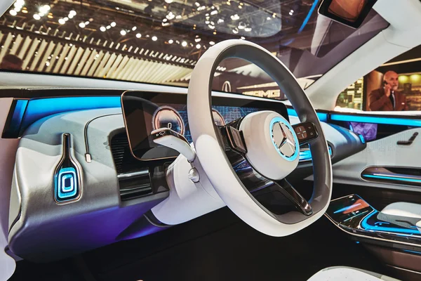 París, Francia - 29 de septiembre de 2016: Mercedes-Benz EQ Concept 2016 presentado en el Salón del Automóvil de París en la Porte de Versailles —  Fotos de Stock