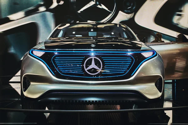 Paris, Fransa - 29 Eylül 2016: 2016 Mercedes-Benz Eq Concept, Porte de Versailles'daki Paris Otomobil Fuarı'nda tanıtıldı