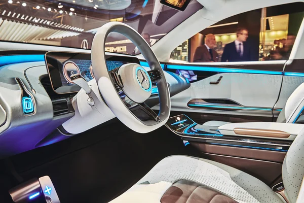 París, Francia - 29 de septiembre de 2016: Mercedes-Benz EQ Concept 2016 presentado en el Salón del Automóvil de París en la Porte de Versailles —  Fotos de Stock