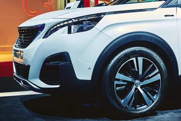 Paris, Fransa - 29 Eylül 2016: 2017 Peugeot 3008 Gt Line, Porte de Versailles'daki Paris Otomobil Fuarı'nda tanıtıldı