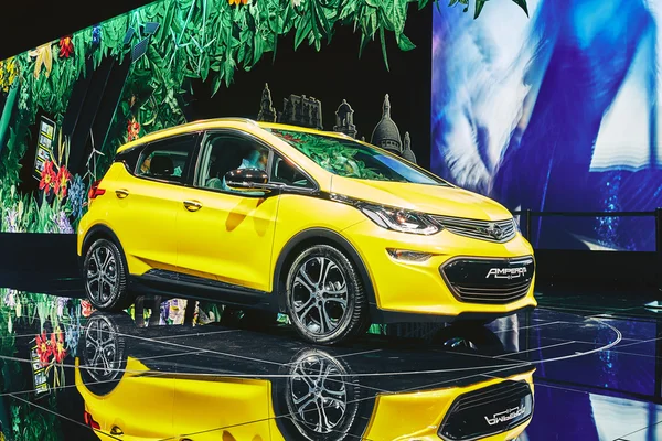 París, Francia - 29 de septiembre de 2016: Opel Ampera-e 2017 presentado en el Salón del Automóvil de París en la Porte de Versailles — Foto de Stock