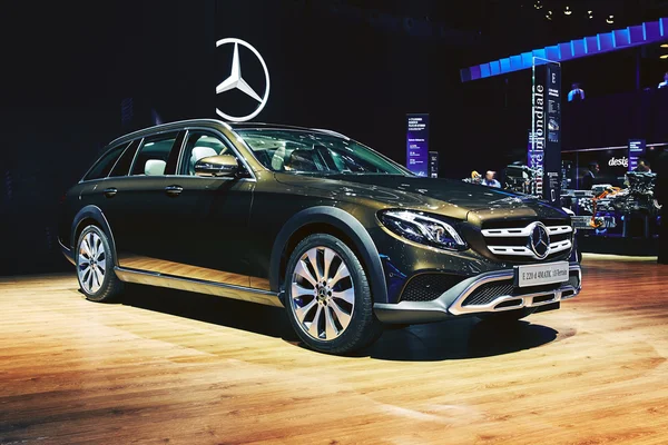 París, Francia - 29 de septiembre de 2016: Mercedes-Benz E-Class All-Terrain 2017 presentado en el Salón del Automóvil de París en la Porte de Versailles — Foto de Stock