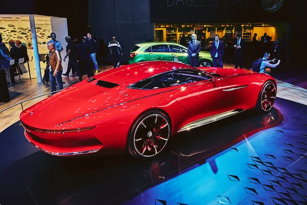 París, Francia - 29 de septiembre de 2016: Mercedes-Maybach 6 Concepto presentado en el Salón del Automóvil de París en la Porte de Versailles —  Fotos de Stock