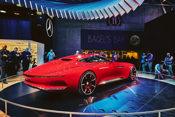 París, Francia - 29 de septiembre de 2016: Mercedes-Maybach 6 Concepto presentado en el Salón del Automóvil de París en la Porte de Versailles — Foto de Stock