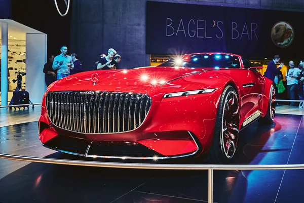 París, Francia - 29 de septiembre de 2016: Mercedes-Maybach 6 Concepto presentado en el Salón del Automóvil de París en la Porte de Versailles — Foto de Stock