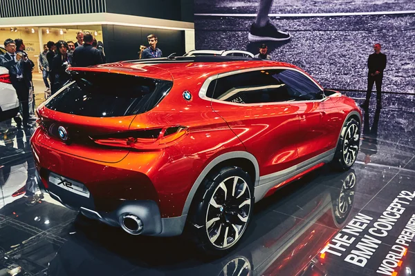 París, Francia - 29 de septiembre de 2016: BMW X2 Concept 2016 presentado en el Salón del Automóvil de París en la Porte de Versailles — Foto de Stock