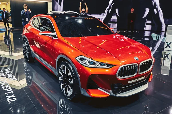 París, Francia - 29 de septiembre de 2016: BMW X2 Concept 2016 presentado en el Salón del Automóvil de París en la Porte de Versailles — Foto de Stock