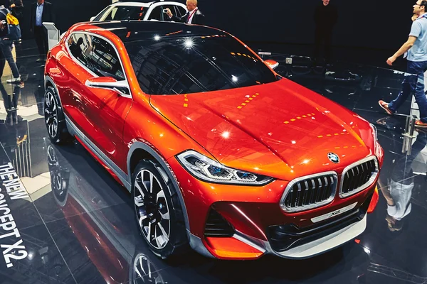 París, Francia - 29 de septiembre de 2016: BMW X2 Concept 2016 presentado en el Salón del Automóvil de París en la Porte de Versailles — Foto de Stock