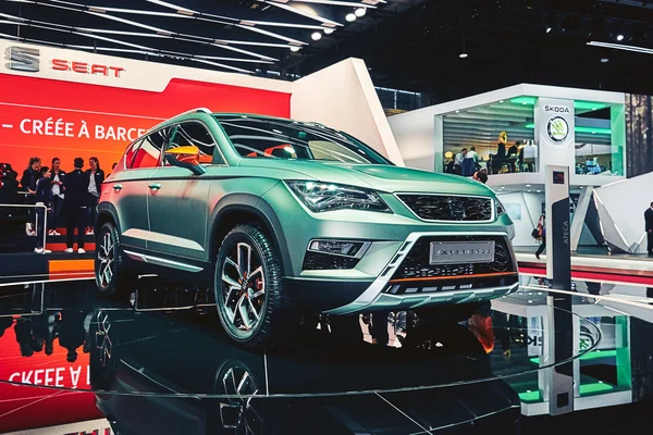 París, Francia - 29 de septiembre de 2016: Presentación del concepto Seat Ateca Xperience 2016 en el Salón del Automóvil de París en la Porte de Versailles — Foto de Stock