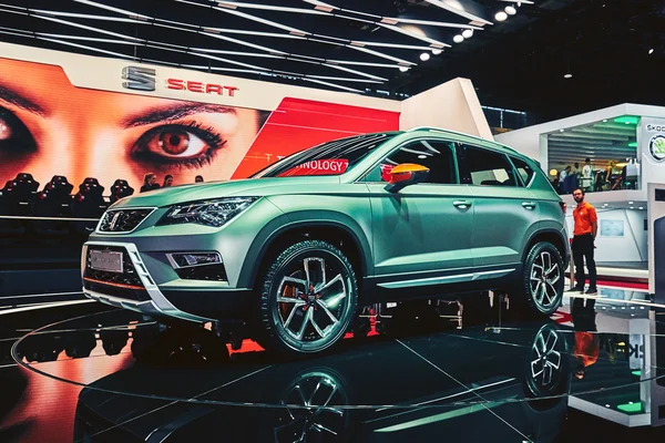 París, Francia - 29 de septiembre de 2016: Presentación del concepto Seat Ateca Xperience 2016 en el Salón del Automóvil de París en la Porte de Versailles — Foto de Stock