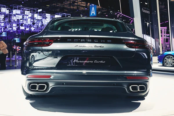 París, Francia - 29 de septiembre de 2016: Porsche Panamera Turbo 2017 presentado en el Salón del Automóvil de París en la Porte de Versailles — Foto de Stock