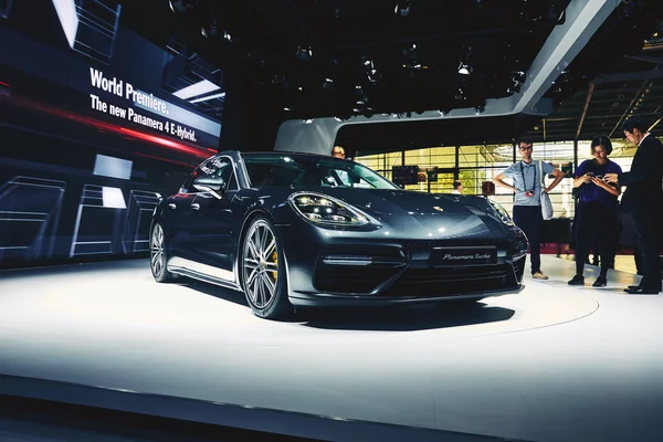 París, Francia - 29 de septiembre de 2016: Porsche Panamera Turbo 2017 presentado en el Salón del Automóvil de París en la Porte de Versailles — Foto de Stock