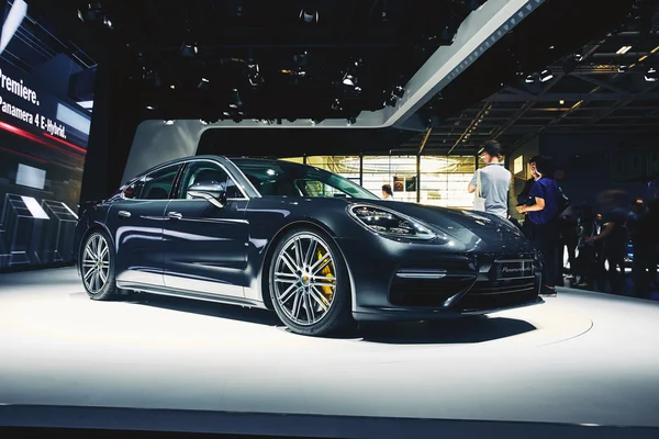 París, Francia - 29 de septiembre de 2016: Porsche Panamera Turbo 2017 presentado en el Salón del Automóvil de París en la Porte de Versailles — Foto de Stock