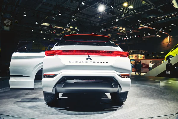 París, Francia - 29 de septiembre de 2016: Concepto Mitsubishi Ground Tourer 2016 presentado en el Salón del Automóvil de París en la Porte de Versailles — Foto de Stock