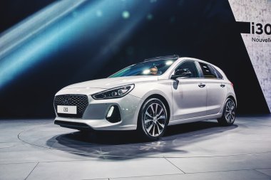 Paris, Fransa - 29 Eylül 2016: 2017 Hyndai i30, Porte de Versailles'daki Paris Otomobil Fuarı'nda tanıtıldı