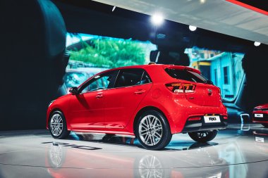 Paris, Fransa - 29 Eylül 2016: 2017 Kia Rio, Porte de Versailles'daki Paris Otomobil Fuarı'nda tanıtıldı