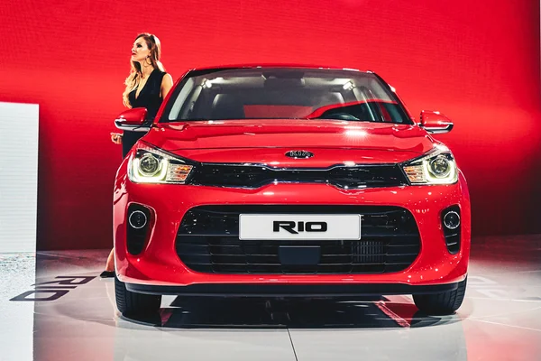 París, Francia - 29 de septiembre de 2016: 2017 KIA Rio presenta en el Salón del Automóvil de París en la Porte de Versailles — Foto de Stock