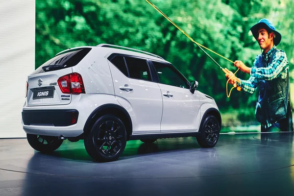 París, Francia - 29 de septiembre de 2016: Suzuki Ignis se presenta en el Salón del Automóvil de París en la Porte de Versailles — Foto de Stock