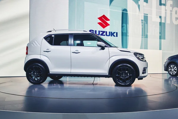 Paris, Frankrike-september 29, 2016:2017 Suzuki Ignis presenteras på Paris Motor Show i Porte de Versailles — Stockfoto