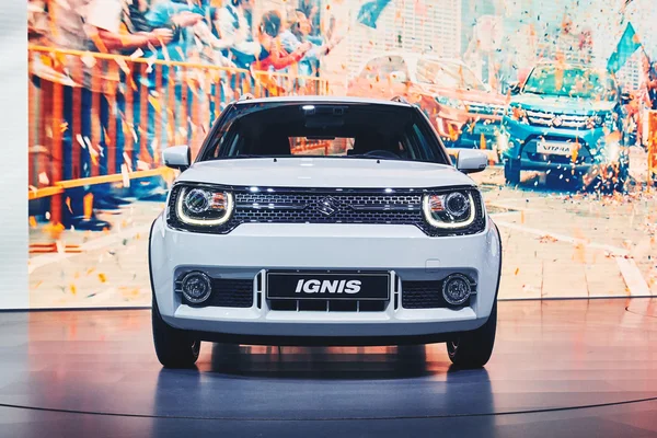 París, Francia - 29 de septiembre de 2016: Suzuki Ignis se presenta en el Salón del Automóvil de París en la Porte de Versailles — Foto de Stock