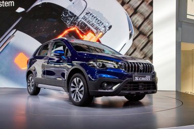Paris, Fransa - 29 Eylül 2016: 2016 Suzuki Sx4 S-Cross, Porte de Versailles'daki Paris Otomobil Fuarı'nda tanıtıldı