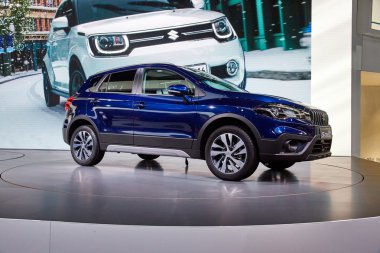 Paris, Fransa - 29 Eylül 2016: 2016 Suzuki Sx4 S-Cross, Porte de Versailles'daki Paris Otomobil Fuarı'nda tanıtıldı