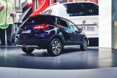 Paris, Fransa - 29 Eylül 2016: 2016 Suzuki Sx4 S-Cross, Porte de Versailles'daki Paris Otomobil Fuarı'nda tanıtıldı