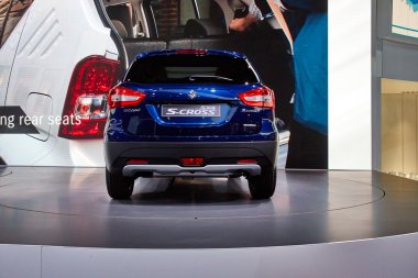 Paris, Fransa - 29 Eylül 2016: 2016 Suzuki Sx4 S-Cross, Porte de Versailles'daki Paris Otomobil Fuarı'nda tanıtıldı