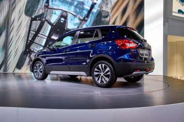 Paris, Fransa - 29 Eylül 2016: 2016 Suzuki Sx4 S-Cross, Porte de Versailles'daki Paris Otomobil Fuarı'nda tanıtıldı