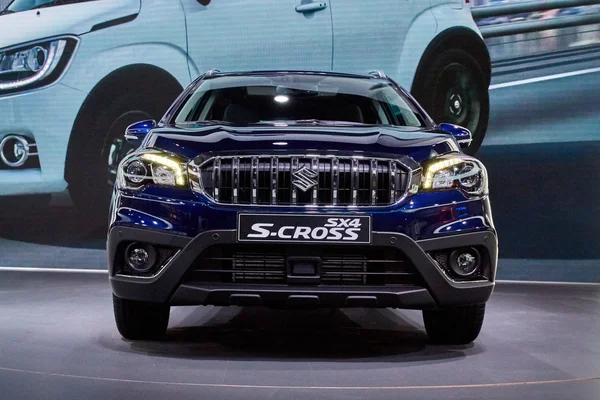 París, Francia - 29 de septiembre de 2016: Suzuki SX4 S-Cross se presenta en el Salón del Automóvil de París en la Porte de Versailles — Foto de Stock