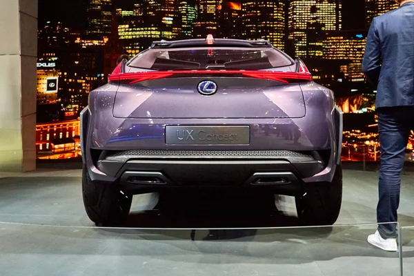 París, Francia - 29 de septiembre de 2016: Presentación del Lexus UX Concept 2016 en el Salón del Automóvil de París en la Porte de Versailles — Foto de Stock