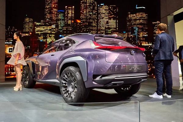 París, Francia - 29 de septiembre de 2016: Presentación del Lexus UX Concept 2016 en el Salón del Automóvil de París en la Porte de Versailles — Foto de Stock