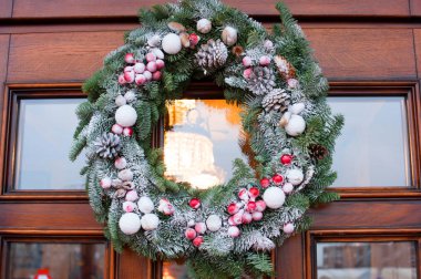 Kapıda Noel çelengi