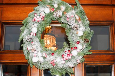 Kapıda Noel çelengi