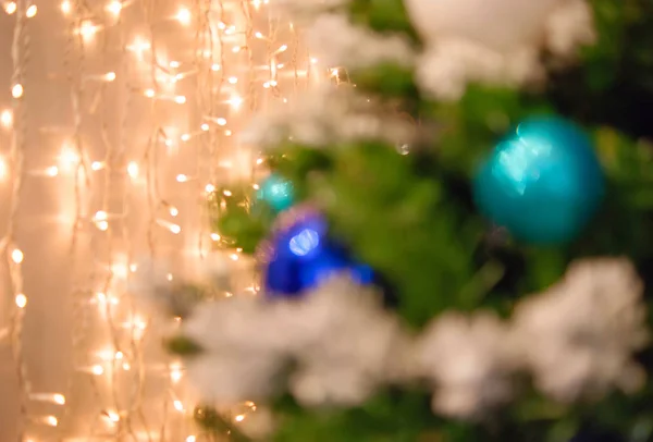 Luzes de Natal bokeh dourado e azul — Fotografia de Stock