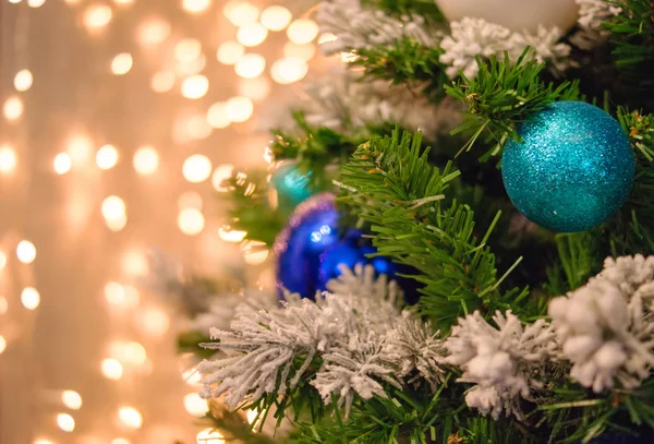 Luzes de Natal bokeh dourado e azul — Fotografia de Stock