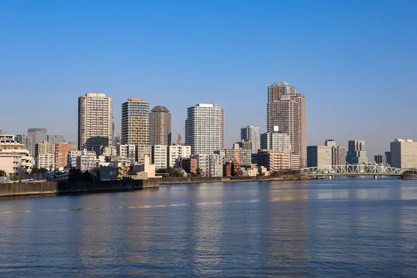 Tokio bajo el cielo azul con puentes y el río Sumida — Foto de Stock