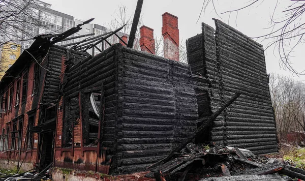 Spalony drewniany dom mieszkalny — Zdjęcie stockowe