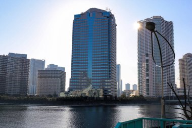 Köprüleri ve Sumida nehri olan mavi gökyüzü altında Tokyo