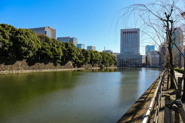 在蓝天下的东京，有桥梁和苏美达河 — 图库照片