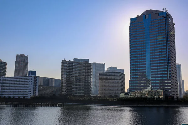 Tokio bajo el cielo azul con puentes y el río Sumida — Foto de Stock