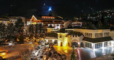 Bu gece kışın Salzburgerhof Oteli 'nin dışında.