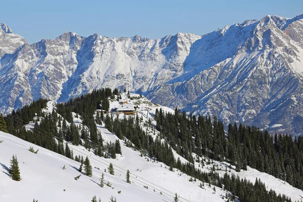 Вид с воздуха на зимний горнолыжный лагерь в Австрии на склоне горы Альп — стоковое фото