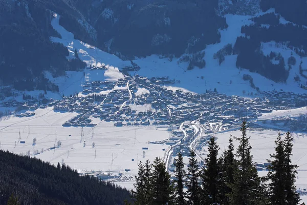 Luftaufnahme des österreichischen Wintertaldorfes von den Alpen aus — Stockfoto