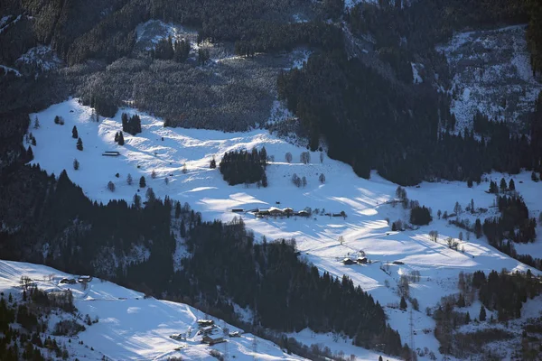 Вид с высоты птичьего полета на долину зимней Австрии — стоковое фото