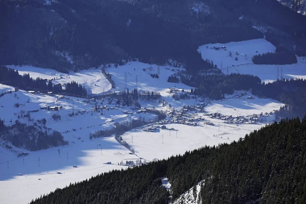 Uitzicht vanuit de lucht op de winter Oostenrijks daldorp vanuit het Alpengebergte — Stockfoto