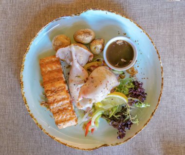 Lezzetli kızarmış kalamar ve limonlu somon, yeşil, bebek patatesli...