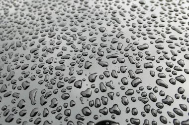 Modern arabanın çatısına çok su damlaları düşüyor.